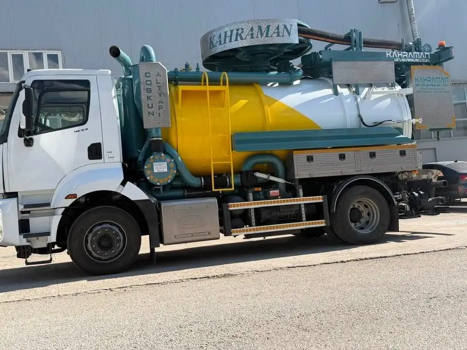 Maltepe'de gece acil çağrıya çıkan vidanjör ekibi