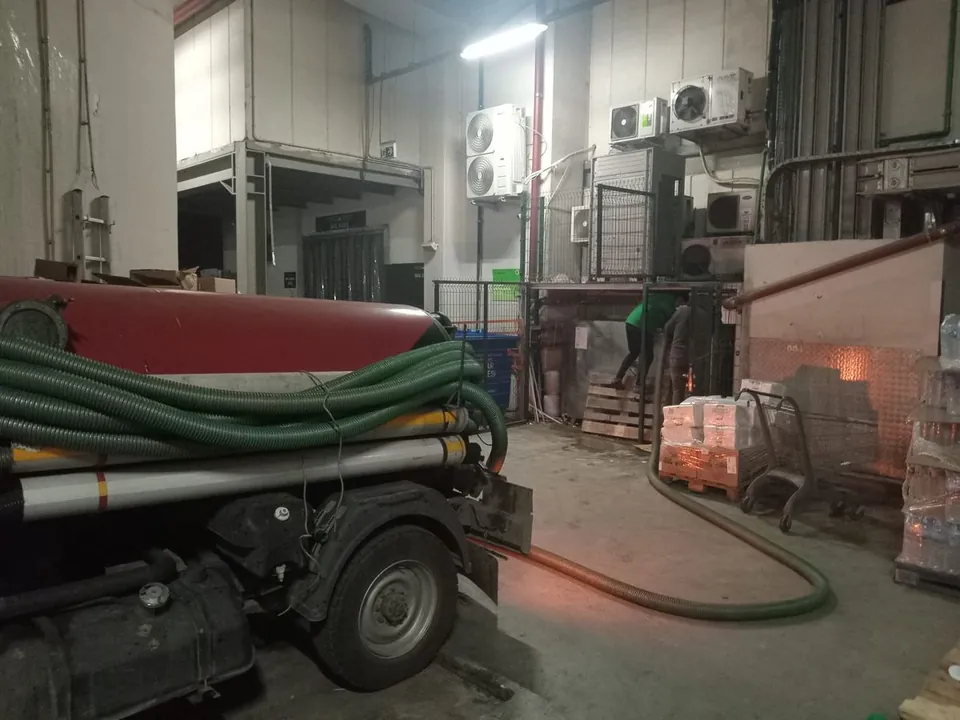 Maltepe'de foseptik çukuru kapalı sistem hortumla boşaltılırken