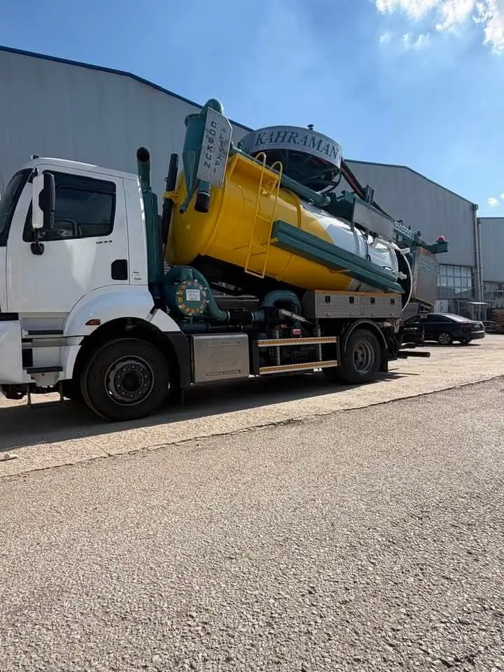 Maltepe'de büyük tonajlı kuka vidanjör site foseptiğini tek seferde boşaltırken