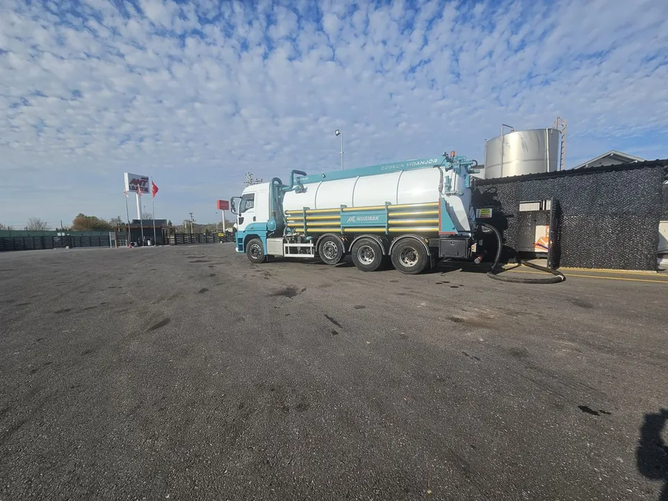 Maltepe'de site otoparkı basınçlı su ile yıkanırken